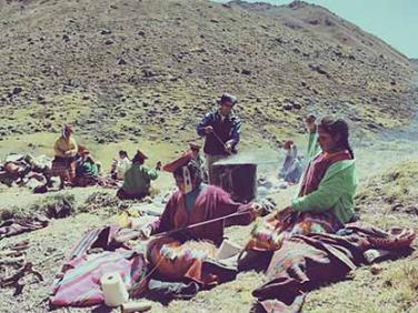 Mujeres tejiendo pacarinas en Perú